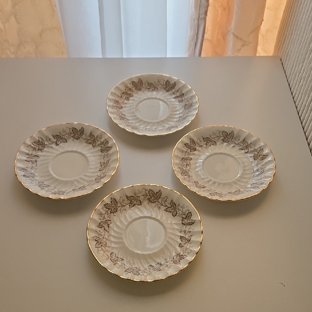 4 Pcs Elegant Gold-Trimmed Leaf Pattern Saucers